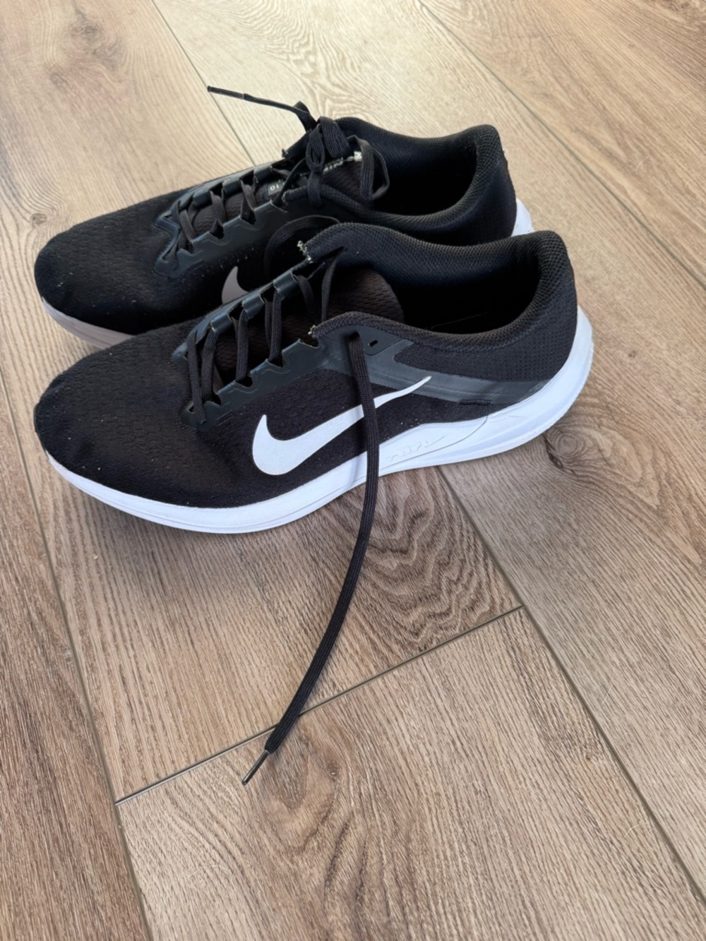 Nike Men's Black and White Athletic Running Shoes
